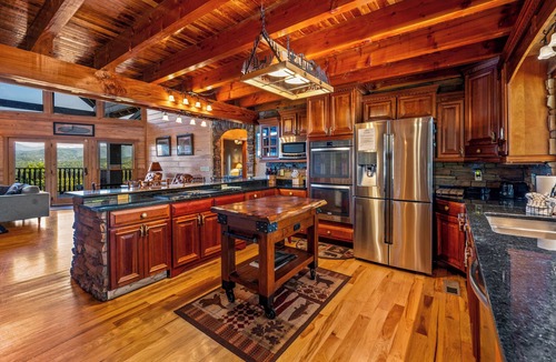 Sevierville Cabin | Majestica Lodge - Rock Wall -Outdoor Pool - Arcades - Views!