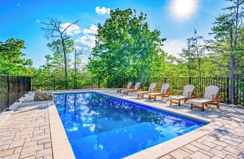 Sevierville Cabin | Majestica Lodge - Rock Wall -Outdoor Pool - Arcades - Views!