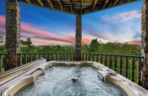 Sevierville Cabin | Majestica Lodge - Rock Wall -Outdoor Pool - Arcades - Views!