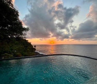 Tumbu Village Bed & Breakfast | Makawi Tuwa Cliff - Luxury Cliff Stay with Private Beach, Infinity Pools and Ocean View