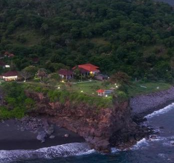Tumbu Village Bed & Breakfast | Makawi Tuwa Cliff - Luxury Cliff Stay with Private Beach, Infinity Pools and Ocean View