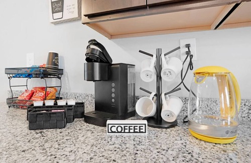 Clarksville Condo | Make Lemonade in luxury w/king bed & free parking