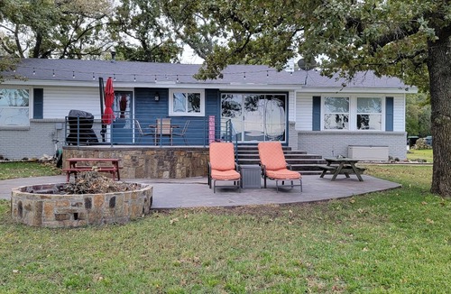 Azle House | Make memories in this cozy water front house on Eagle Mountain Lake.
