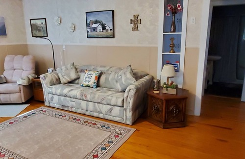 Meade House | Make this house your HOME away from home