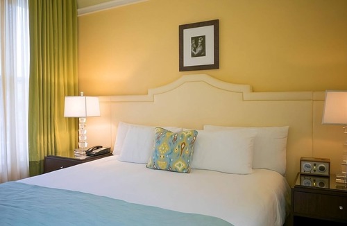 Goose Hollow Hotel | Make Your Trip More Enjoyable! 2 Comfortable Units, Pop-Up Cinema, Pets Allowed!