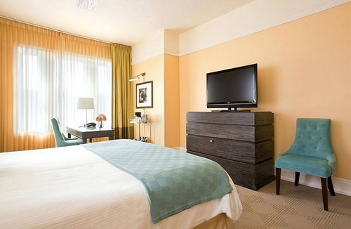 Goose Hollow Hotel | Make Your Trip More Enjoyable! 2 Comfortable Units, Pop-Up Cinema, Pets Allowed!