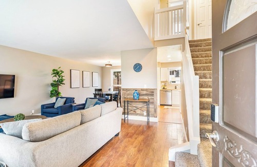 Troutdale House | Make Yourself at Home, But Better - Sleeps 10