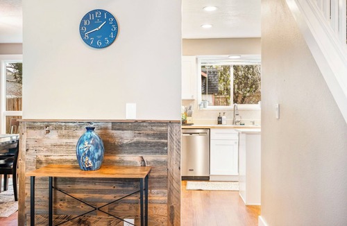 Troutdale House | Make Yourself at Home, But Better - Sleeps 10