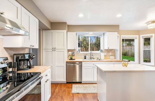 Troutdale House | Make Yourself at Home, But Better - Sleeps 10
