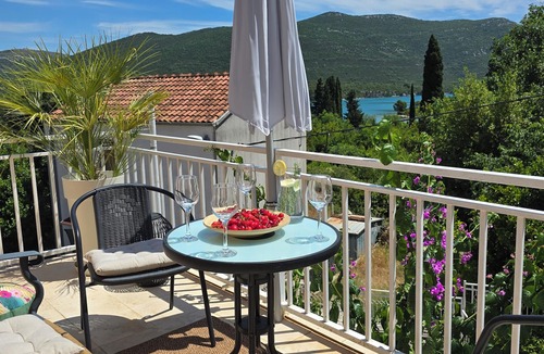 Hodilje House | Mala Kuća - cozy seaside house with air conditioning!