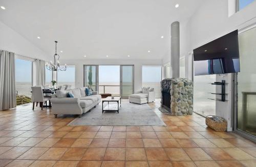 Western Malibu House | Malibu 4BR with Direct Beach Access by Colby and Conrad