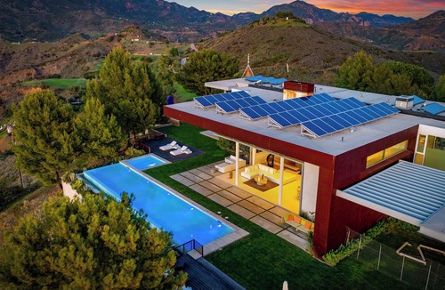 Malibu House | Malibu Art Haven Pool, Hot Tub & Guest House