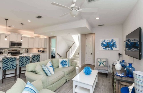 Holmes Beach House | Malibu Beach ~ Waterslide/Rooftop Views/Walk to Beach