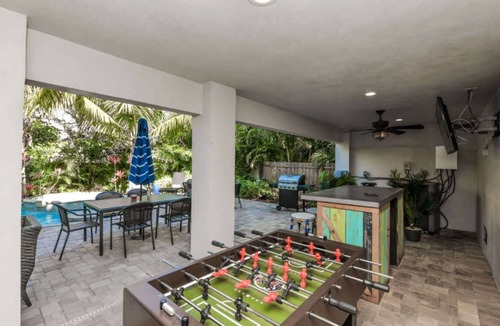 Holmes Beach House | Malibu Beach ~ Waterslide/Rooftop Views/Walk to Beach