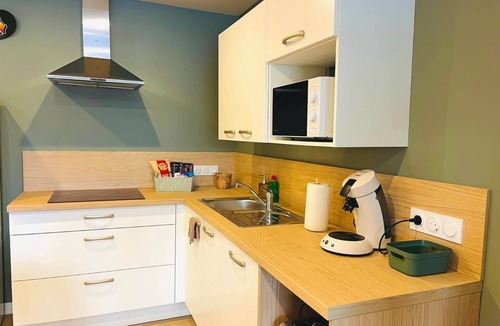 Neuf-Mesnil Apartment | Malibu - Suite in residence with swimming pool