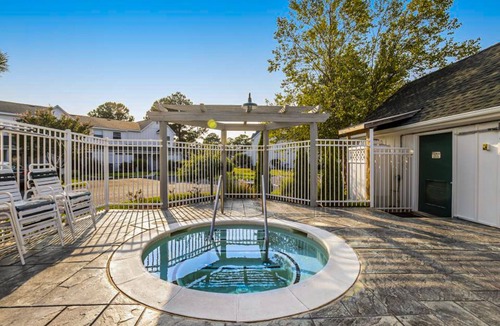 Selbyville Condo | Mallard Lakes condo w/community pool, hot tub, tennis & basketball court