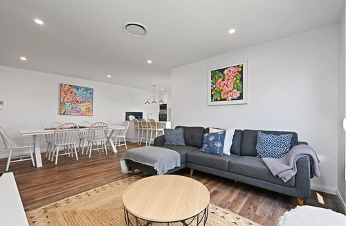 Orange East Apartment | Mally on March - Close to Central, Chic Elegance