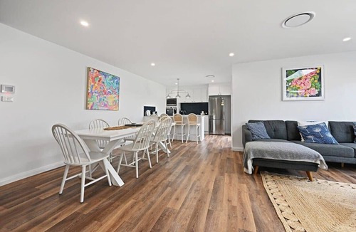 Orange East Apartment | Mally on March - Close to Central, Chic Elegance