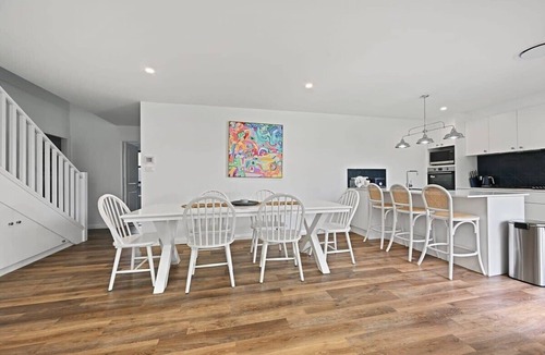 Orange East Apartment | Mally on March - Close to Central, Chic Elegance