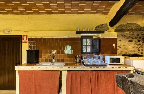 Montagut Apartment | 'Malvasia' Room with Mountain Views, Shared Pool and Terrace