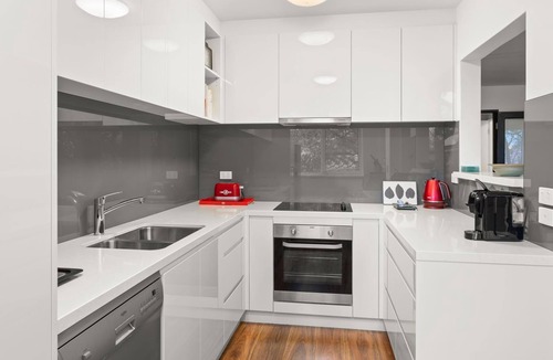 Hawthorn East Apartment | Mama Koko - A relaxing spacious second-floor apartment