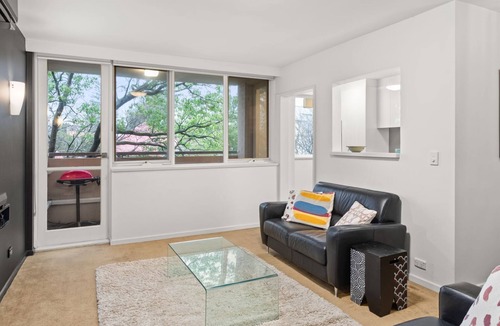 Hawthorn East Apartment | Mama Koko - A relaxing spacious second-floor apartment