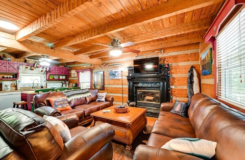 Mammoth Cave Cabin | Mammoth Cave Cabin w/Fire Pit - 3 Mi to Lake!