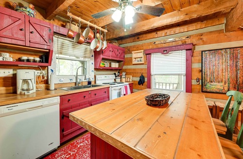 Mammoth Cave Cabin | Mammoth Cave Cabin w/Fire Pit - 3 Mi to Lake!
