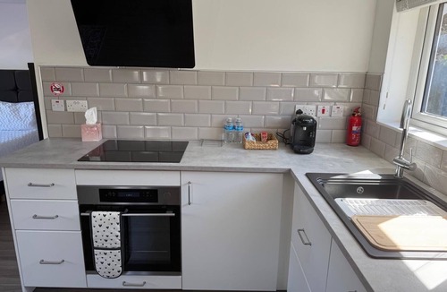 Broadheath Apartment | Man Studio - StereoShower, FreeParking, 5min-Metro