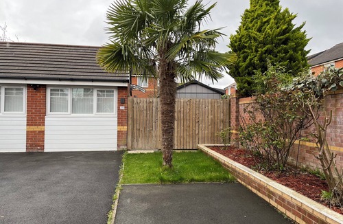 Broadheath Apartment | Man Studio - StereoShower, FreeParking, 5min-Metro