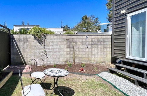 Orewa House | Manaaki Tiny House 200m from Orewa Beach