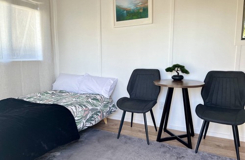 Orewa House | Manaaki Tiny House 200m from Orewa Beach