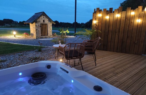 Saint-Ouen-des-Toits Apartment | Manaë - Country guest suite with private spa
