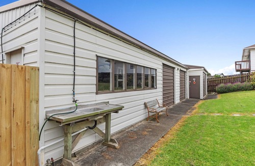 One Tree Point House | Manaia View - One Tree Point Holiday Home