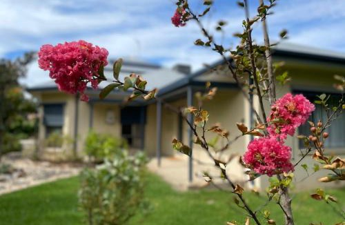 Benalla West House | Manas Guesthouse