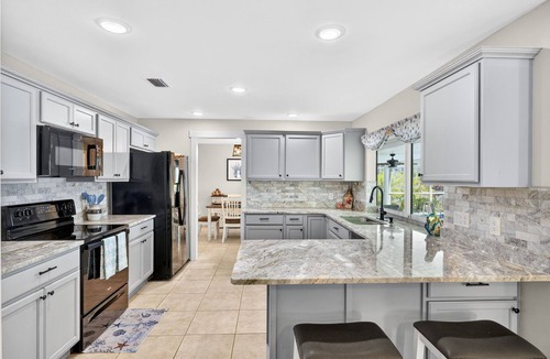 Eight Lakes House | Manatee Lake- Heated Pool & Spa with Kayaks, Paddle Boards, Games, Fun and SUN!