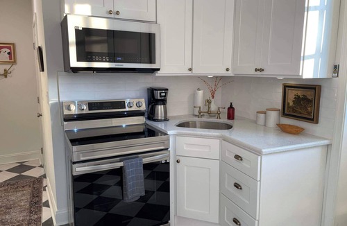 Manayunk Apartment | Manayunk Studio w/Deck & Walk to Main St
