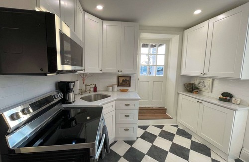 Manayunk Apartment | Manayunk Studio w/Deck & Walk to Main St