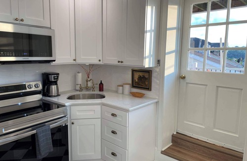 Manayunk Apartment | Manayunk Studio w/Deck & Walk to Main St