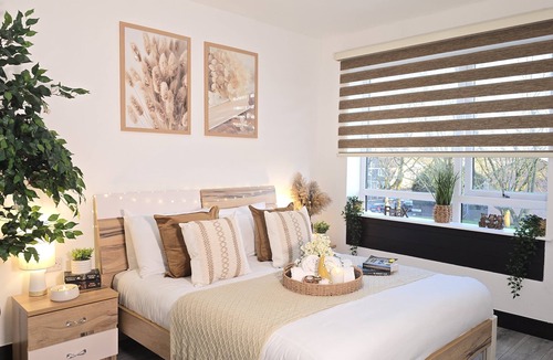 Old Trafford Apartment | Manchester 3 Bed apartment By Bevolve - Free parking