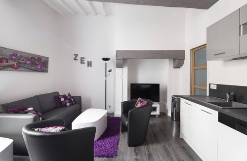 Centre Apartment | Mandchou - One Bedroom Apartment, Sleeps 4