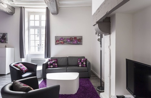 Centre Apartment | Mandchou - One Bedroom Apartment, Sleeps 4