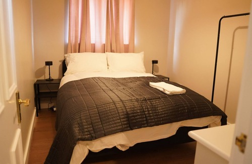 Enfield Lock Villa | Mandeville Guest House