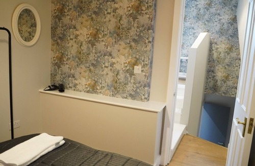 Enfield Lock Villa | Mandeville Guest House