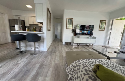 Central Oakland Park Apartment | Mango#1 2 Bedrooms 1 bath minutes to the beach