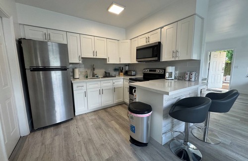 Central Oakland Park Apartment | Mango#1 2 Bedrooms 1 bath minutes to the beach