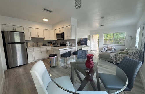 Central Oakland Park Apartment | Mango#1 2 Bedrooms 1 bath minutes to the beach