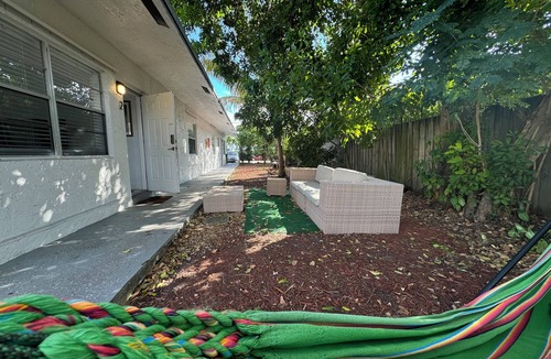Central Oakland Park Apartment | Mango#1 2 Bedrooms 1 bath minutes to the beach