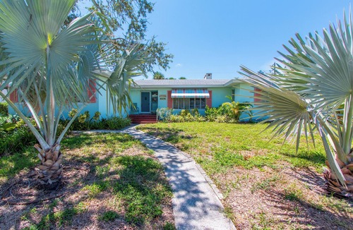 Bay Esplanade House | Mango Bay Pool House Unit 1 - Monthly Beach Rental
