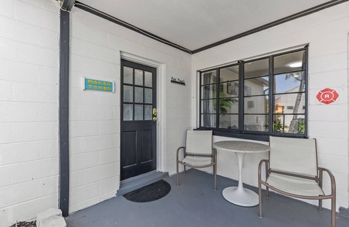 Bay Esplanade Cottage | MANGO TANGO COTTAGE heated pool 2-minute walk to beach and attractions.